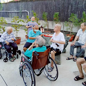 庭院享受中秋美食